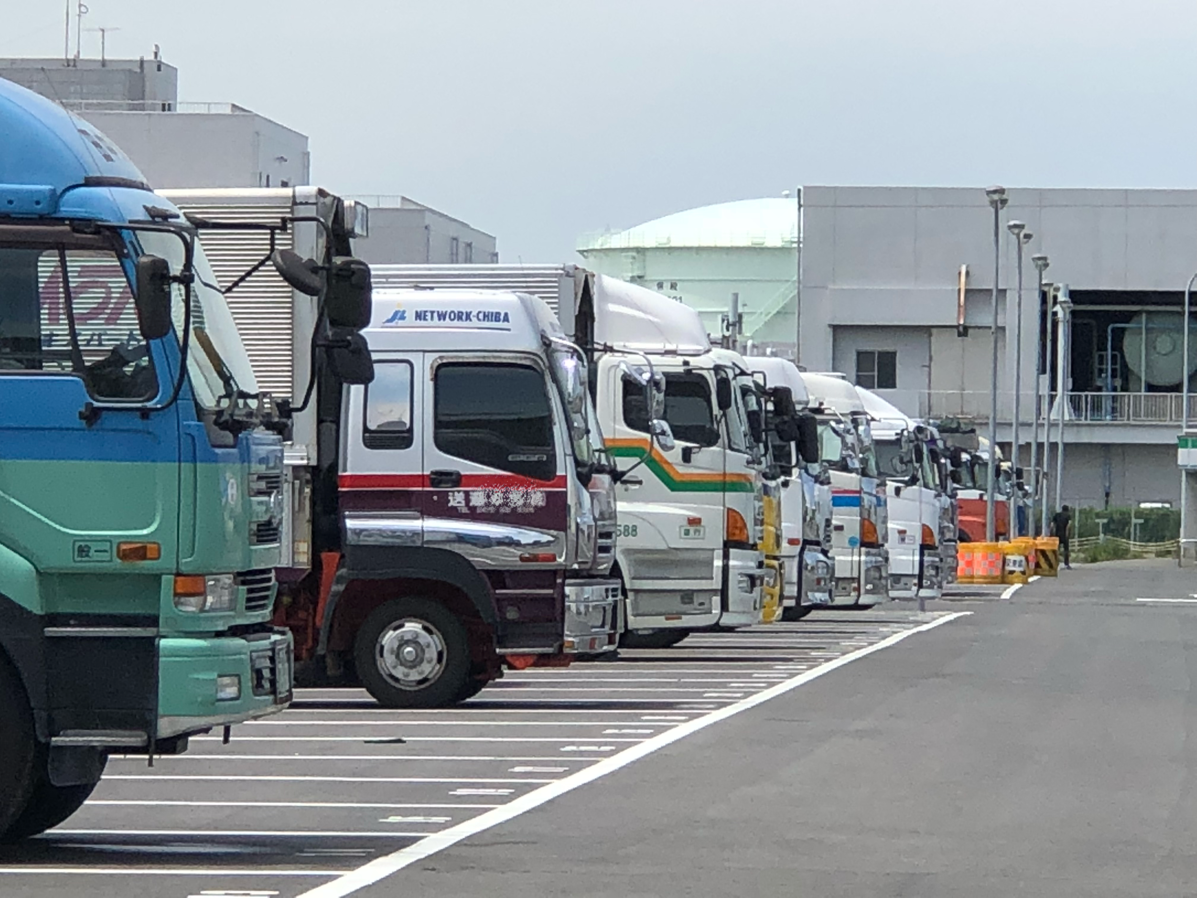 物流センターに並ぶトラック